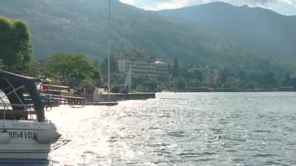 Barco en Stresa waterfront . — Vídeo de stock