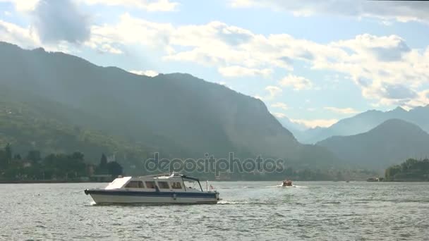 Jezero Maggiore, Turistická loď. — Stock video