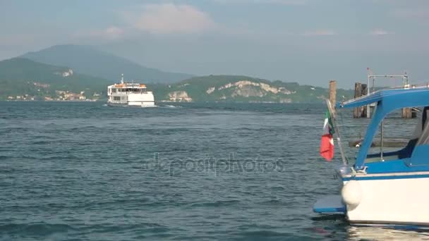 Lake Maggiore, turist tekne. — Stok video