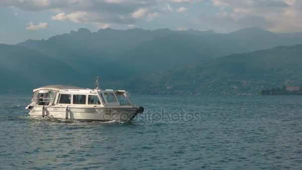 Jezero Maggiore, malé turistické lodi. — Stock video