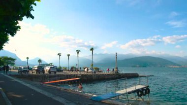 İnsanlar ve arabalar, doğal peyzaj.