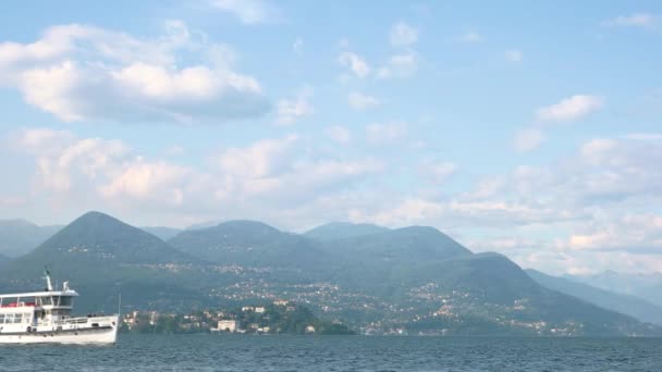 Maggiore Gölü, turist tekneleri. — Stok video