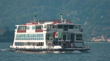 Stresa yakınındaki turistik tekne.