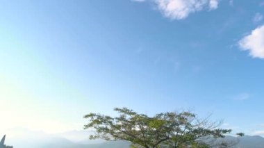 İnsanlar bankta Gölü.