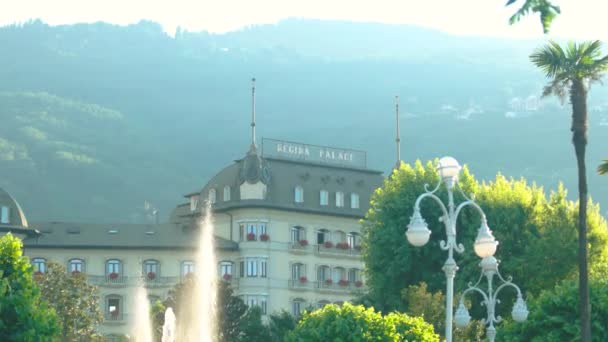 Edificio, parque y fuente . — Vídeo de stock