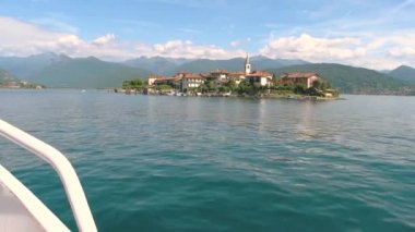 Isola Superiore ve bulutlu gökyüzü.
