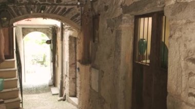 Metal parmaklıklı eski pencere.