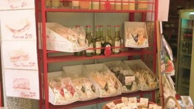 Dükkanda şekerler.