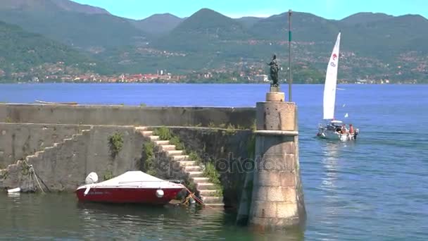 Sejlbåd på Maggiore sø . – Stock-video