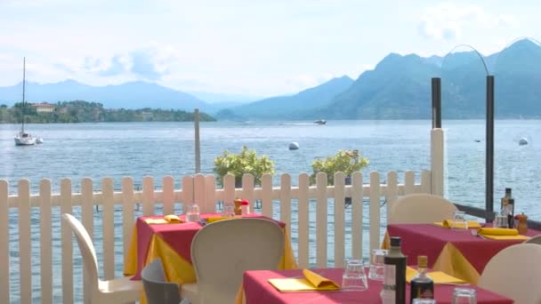 Tables and chairs near water. — Stock Video