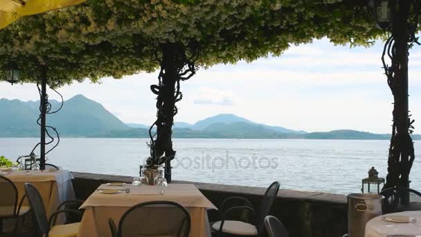 Aussichtsreiche Aussicht von der Restaurant-Terrasse. — Stockvideo
