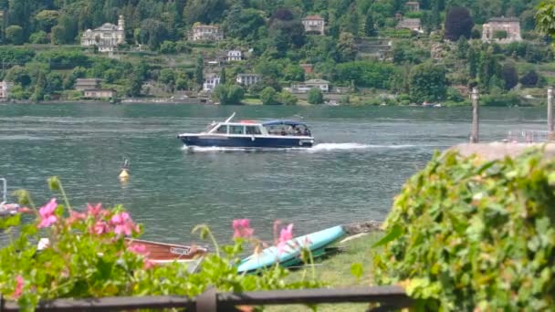 Barco turístico no lago . — Vídeo de Stock
