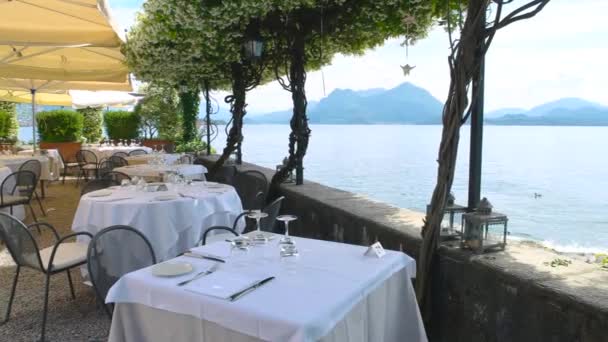 Restoranın terasında, lake Maggiore. — Stok video