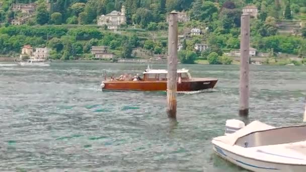 Turistas en barco, lago Maggiore . — Vídeo de stock