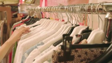 erkek seçimi elbise eller.