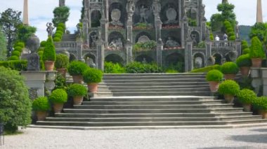 Isola Bella garden statues.