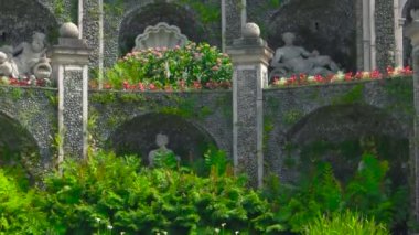 Isola Bella bahçe heykelleri.