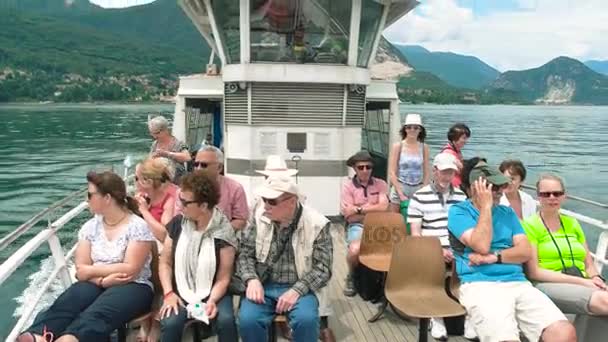 Туристи на човні, літо. — стокове відео