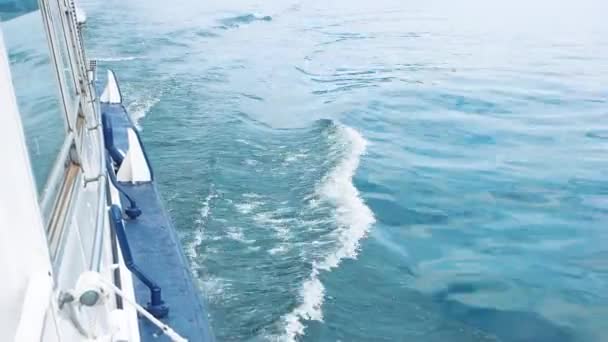 Bateau en mouvement, eau bleue . — Video