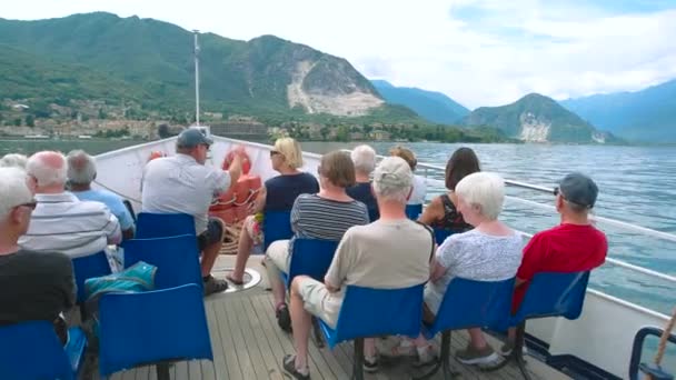 Люди на лодке, Италия . — стоковое видео