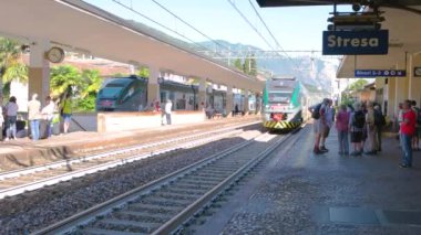 Platforma gelen yolcu treni.