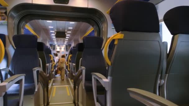 Εσωτερικό σύγχρονο επιβατηγό τρένο. — Αρχείο Βίντεο