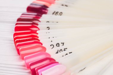 Çivi renkleri örnekleri farklı renklerde.