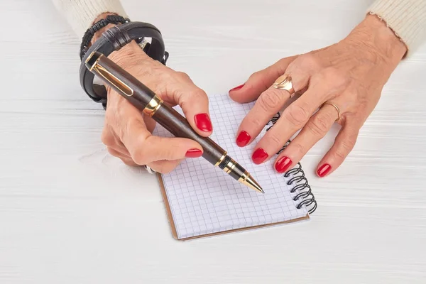 Mãos femininas com caneta de luxo e caderno . — Fotografia de Stock
