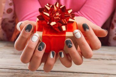 El yapımı Hediyelik kutu kadın elinde.