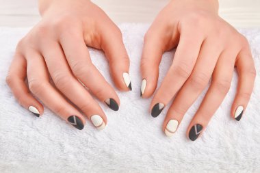 Beyaz havlu manikürlü eller.