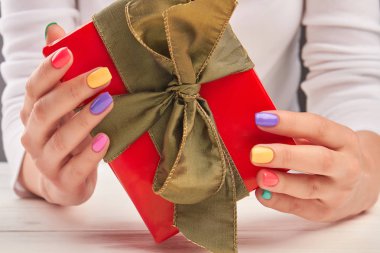 Eller kırmızı hediye kutusunda.