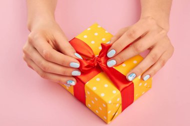 Kış manikür mevcut açma ile eller.