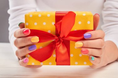 Yaz manikür ve sarı hediye kutusu.