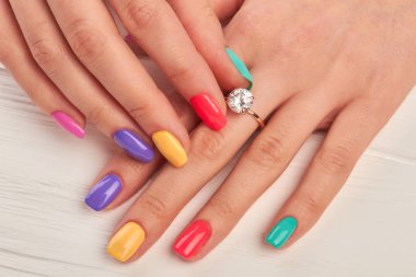 Manikürlü parmak yüzük elmas dokunmadan.