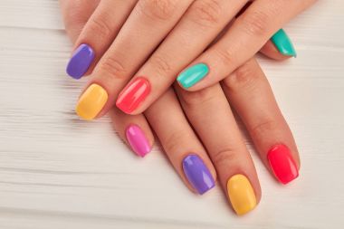 Çok renkli manikür yakın çekim.
