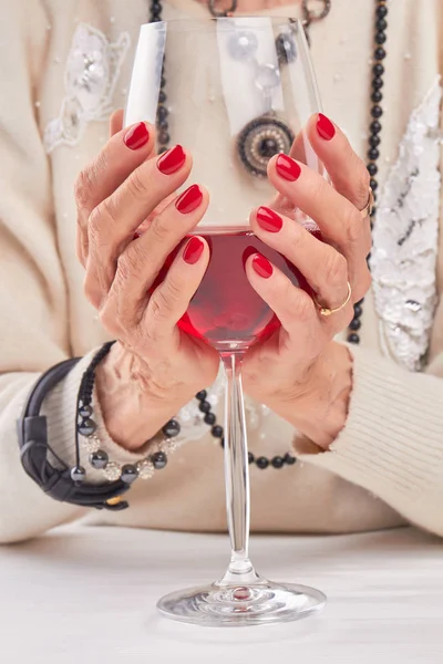 Glass of red wine in female hands. — Stock Photo, Image