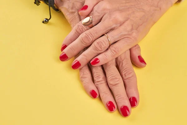 Женские руки с красивым красным маникюром . — стоковое фото