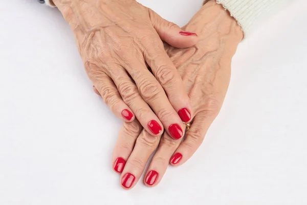 Жіночі руки з червоним манікюром . — стокове фото
