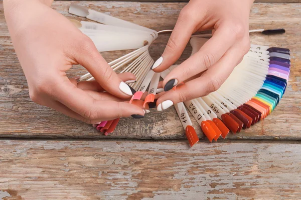 Yaz holding kadın eller tırnak örnekleri.