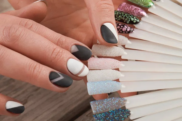 Mode nail art prover i kvinnliga händer. — Stockfoto