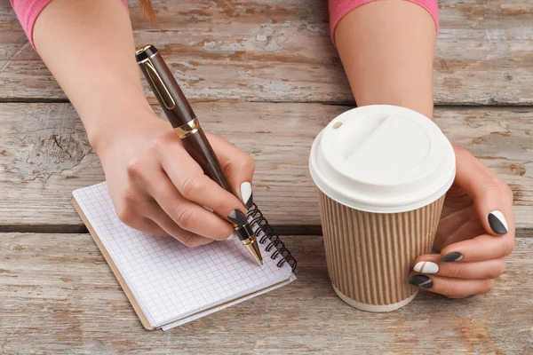 Manikürlü elini not yazma.