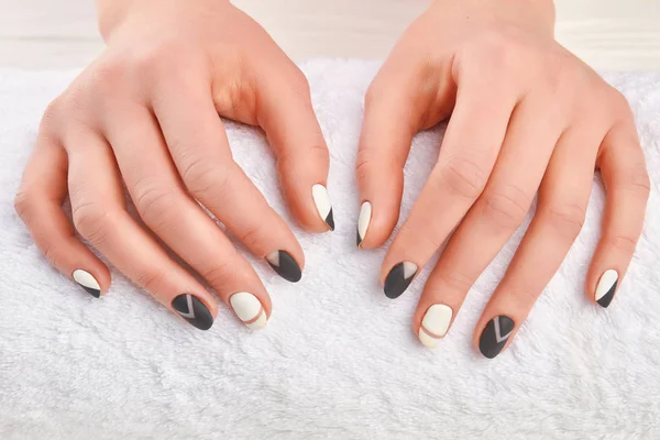 Beyaz havlu manikürlü eller.