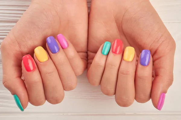 Vrouwelijke handen met modieuze zomer manicure. — Stockfoto