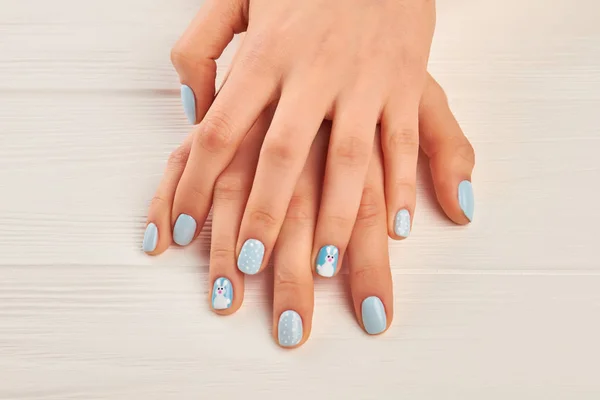 Nail design z śniegu i królik. — Zdjęcie stockowe