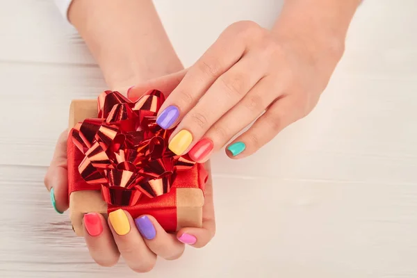 Caja de regalo hecha a mano en manos femeninas . — Foto de Stock