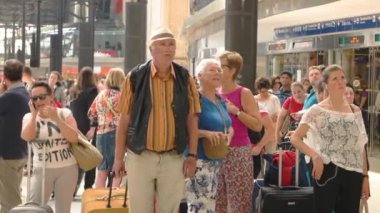 Bir tren bekliyorsun yolcu.