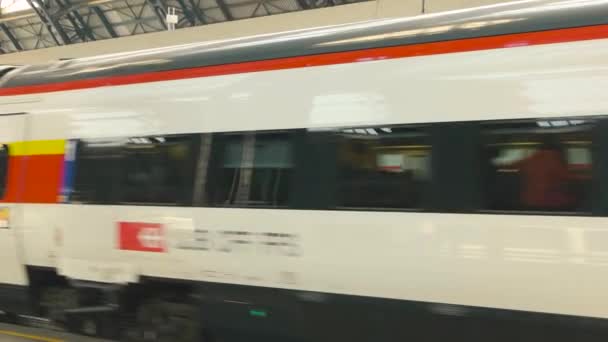 Treno passeggeri in movimento . — Video Stock