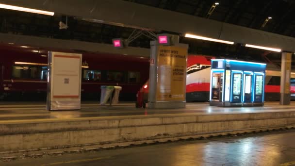 Stazione ferroviaria di notte . — Video Stock