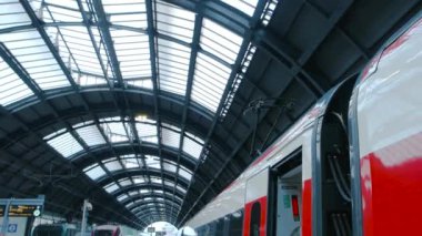 Yolcu treni, platform.