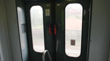 Yolcu tren vagon kapıları.